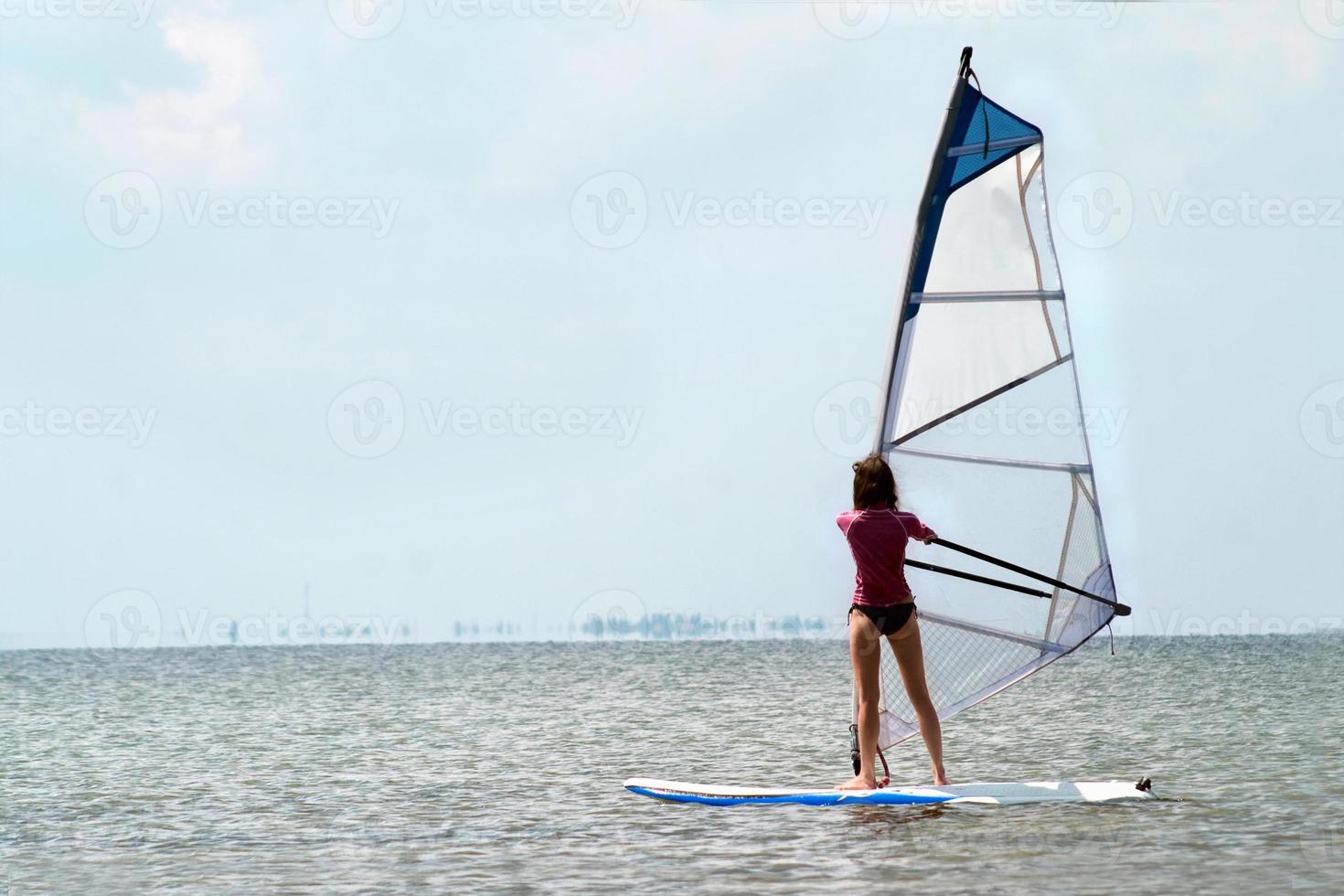 silhouette di un' ragazza windsurfista foto