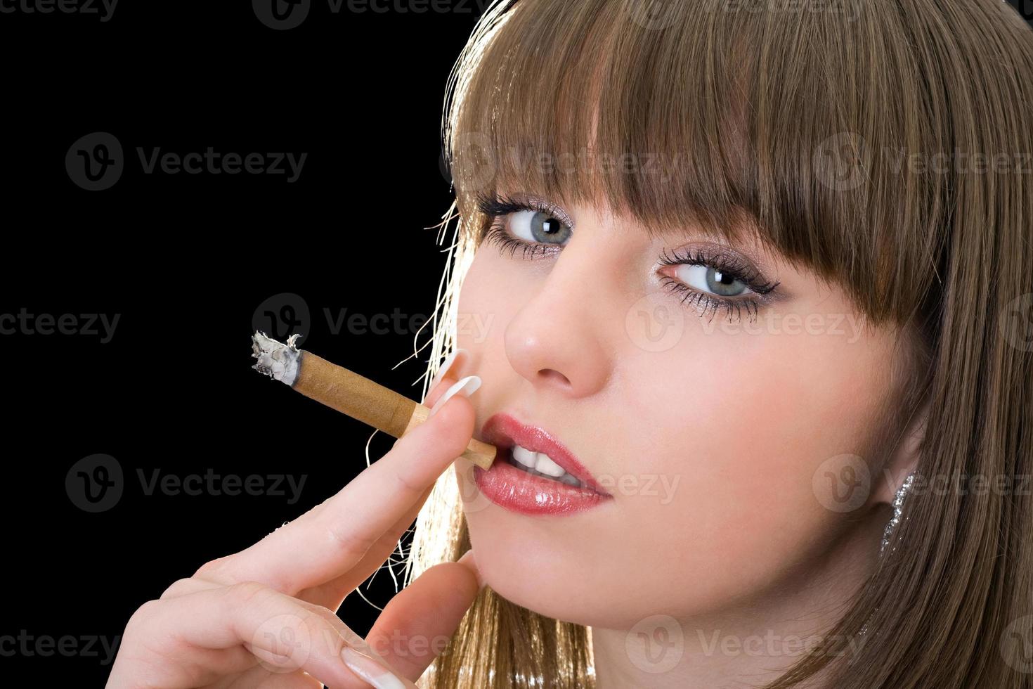 ritratto di il bella ragazza con un' sigaro foto
