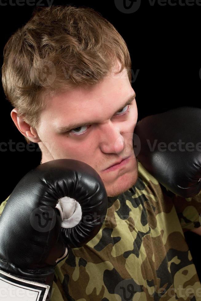 giovane uomo nel boxe guanti foto