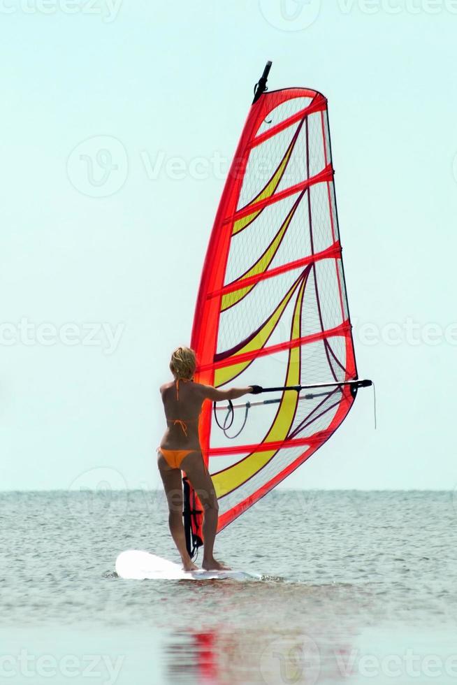 silhouette di un' ragazza windsurfista foto