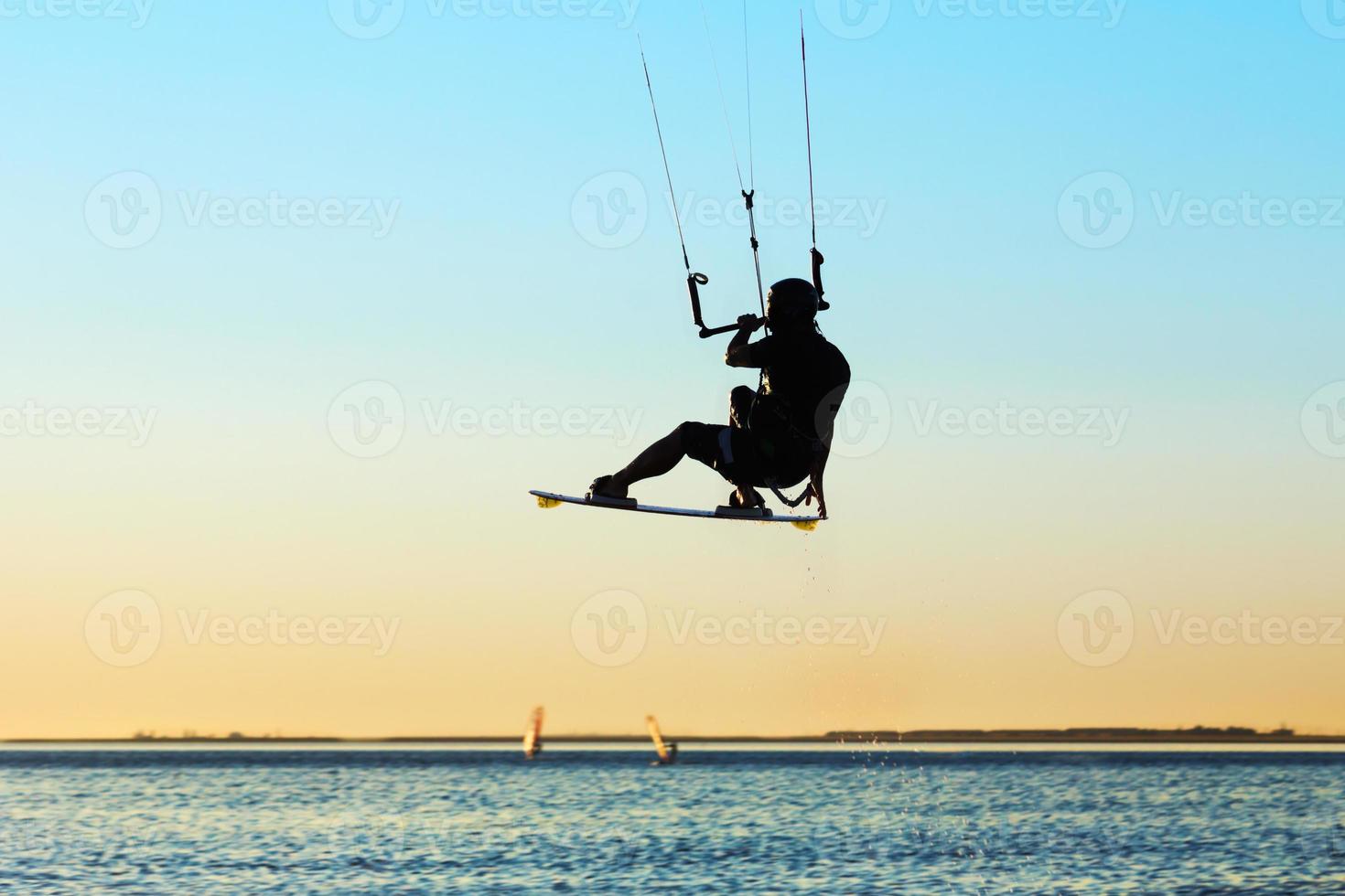 silhouette di un' kitesurfer foto