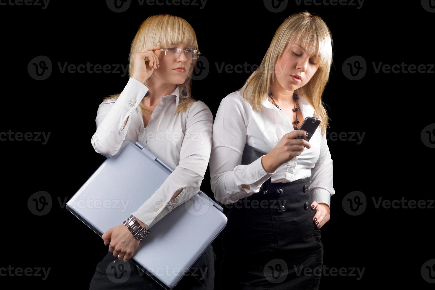 Due giovane donne d'affari con il computer portatile e Telefono. isolato foto