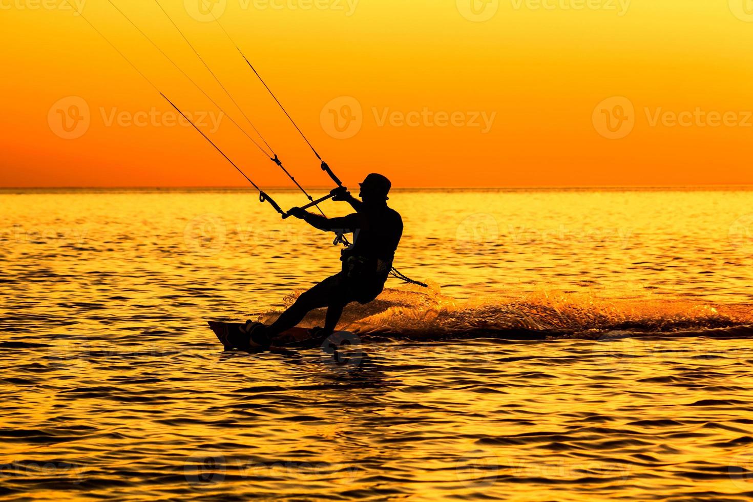 silhouette di un' kitesurfer foto