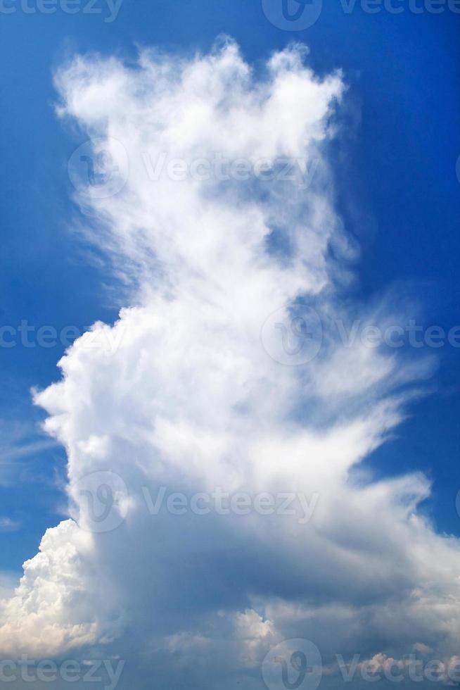 bel cielo azzurro con nuvole di sfondo foto