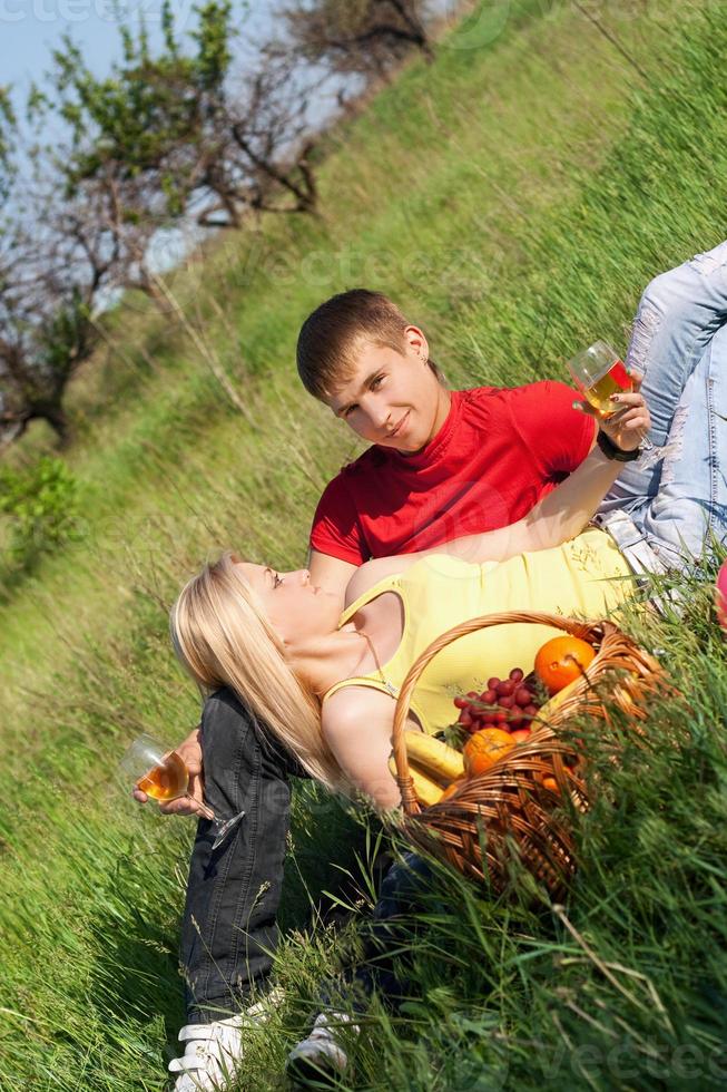 bella bionda e giovane uomo con bicchieri di vino foto