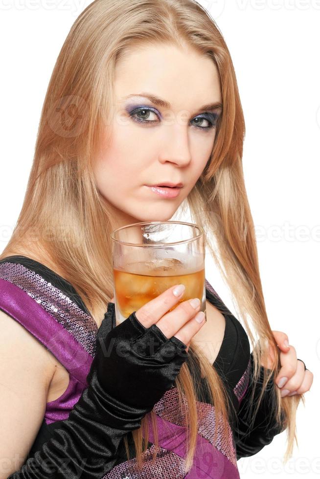 sexy giovane bionda con un' bicchiere di whisky foto