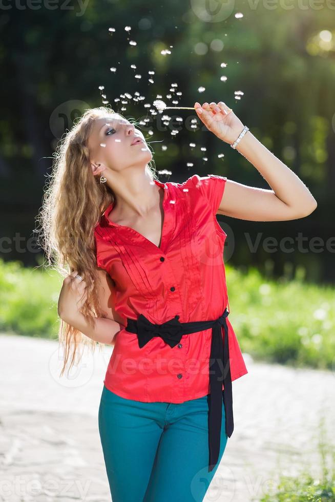 giovane donna bionda foto