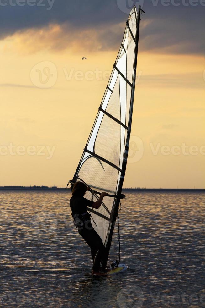 windsurfista al di sopra di il tramonto foto