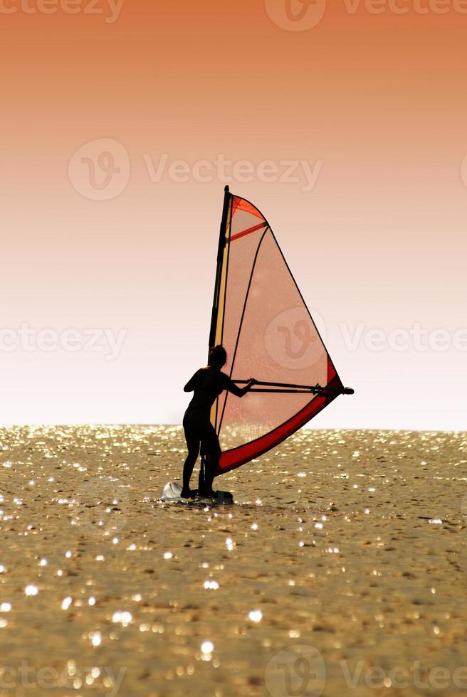 silhouette un' donne su un' windsurf su onde foto