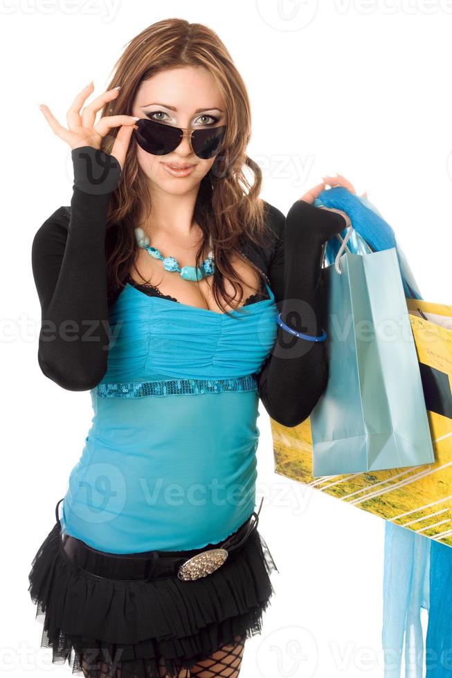 giovane donna dopo acquisti. isolato su bianca foto