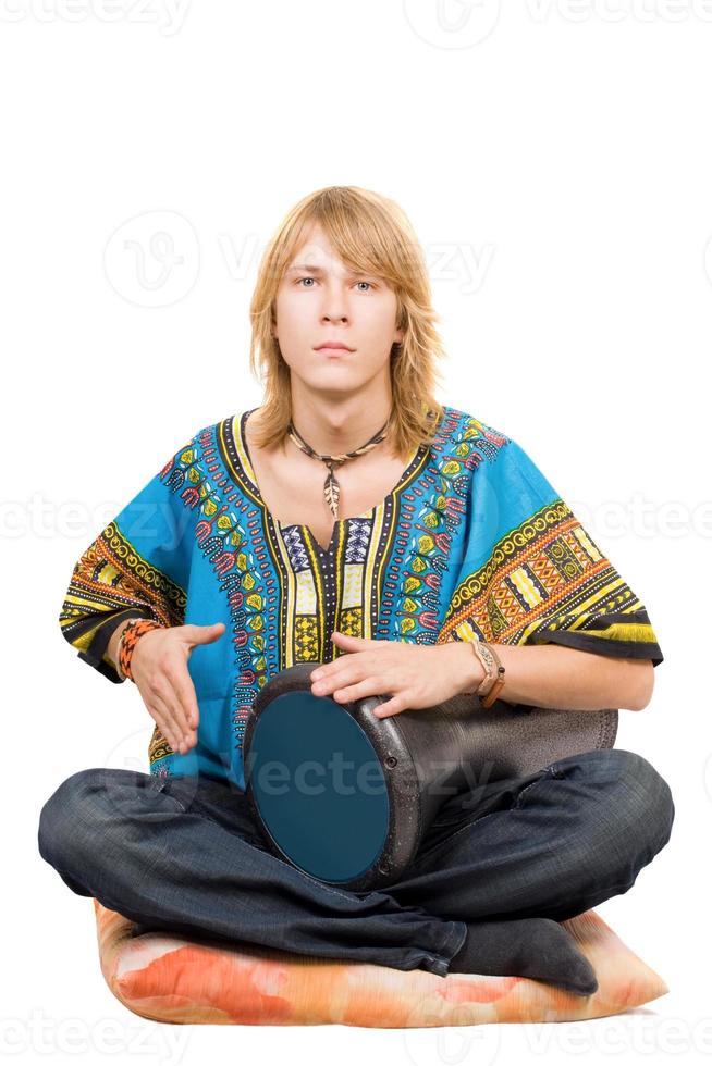 il giovane uomo giochi un' tamburellare. isolato foto