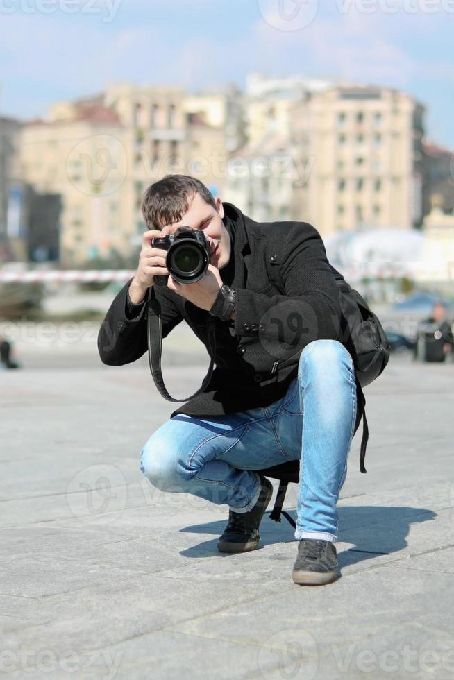giovane uomo con telecamera foto