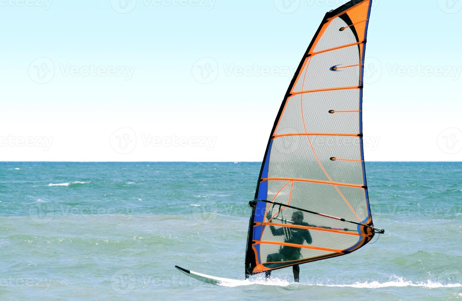 windsurfista su il mare nel il pomeriggio foto