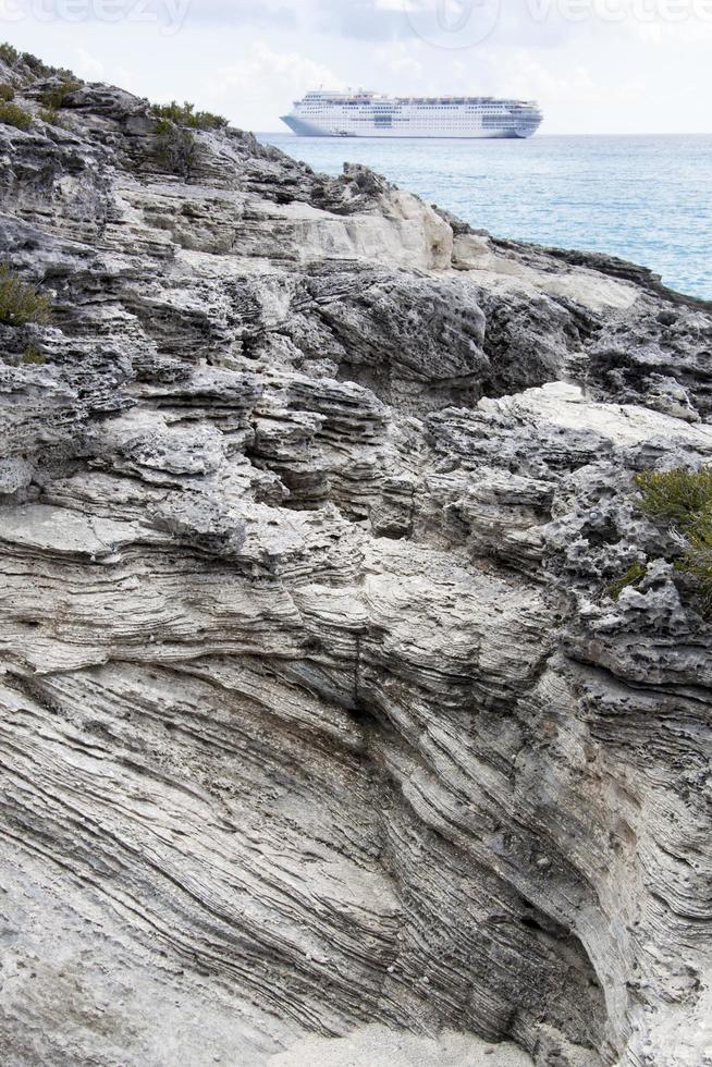 metà Luna banco di sabbia isola rocce e un' crociera nave foto