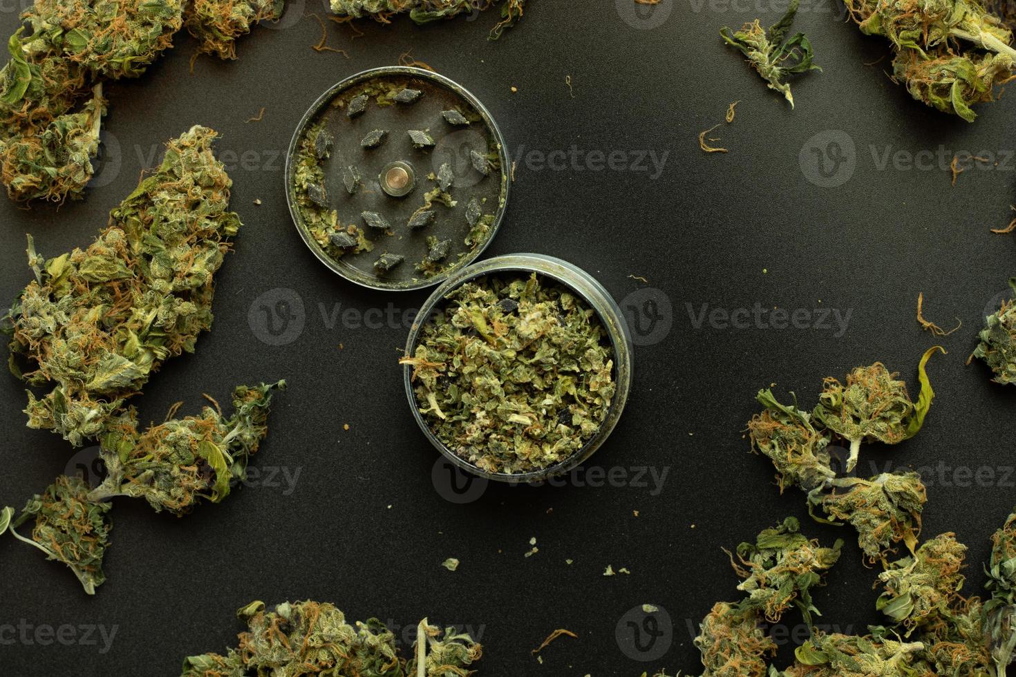 piatto posare con cannabis, marijuana e erba. superiore Visualizza su macinino, nero sfondo. THC illustrazione foto