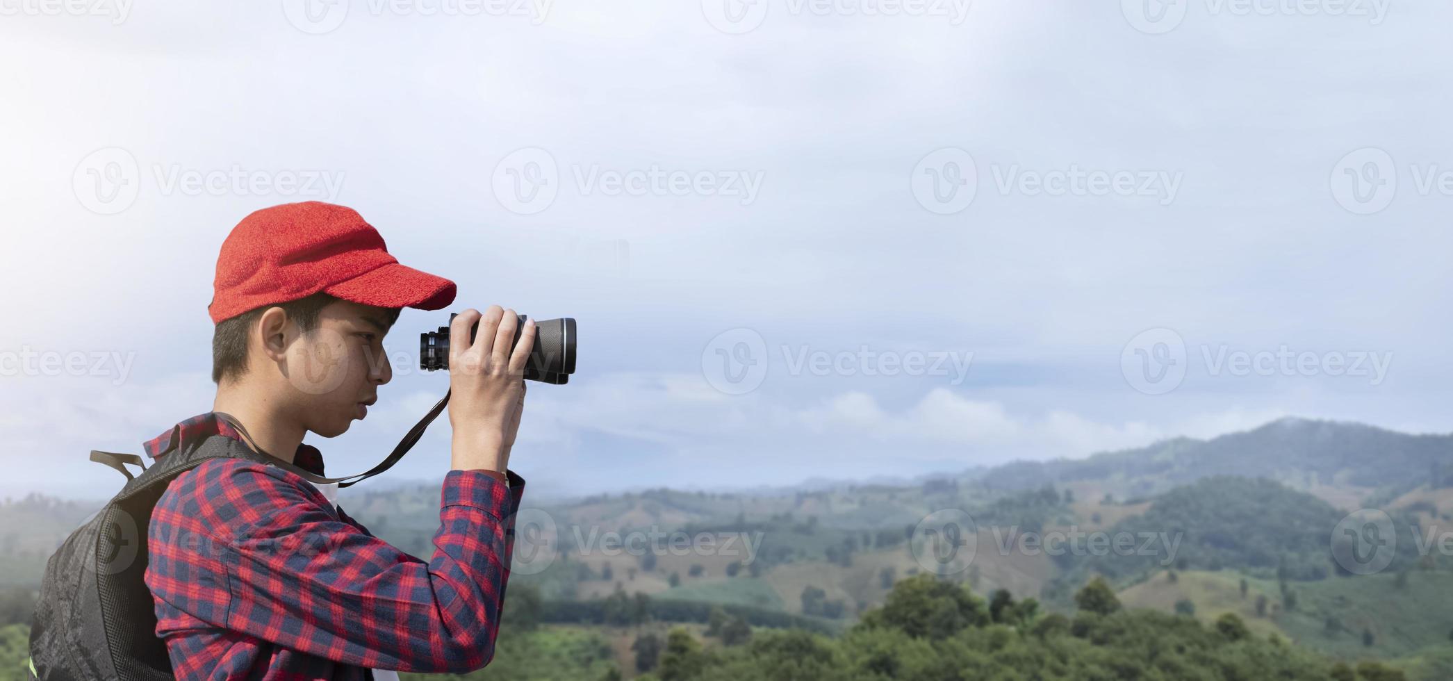 asiatico ragazzi utilizzando binocolo per orologio uccelli su alberi e pesce nel fiume nel Locale nazionale parco durante estate campo, idea per apprendimento creature e natura animali e insetti al di fuori il aula. foto