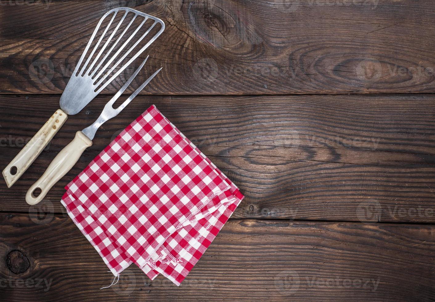 Vintage ▾ cucina elettrodomestici e un' rosso tovagliolo foto