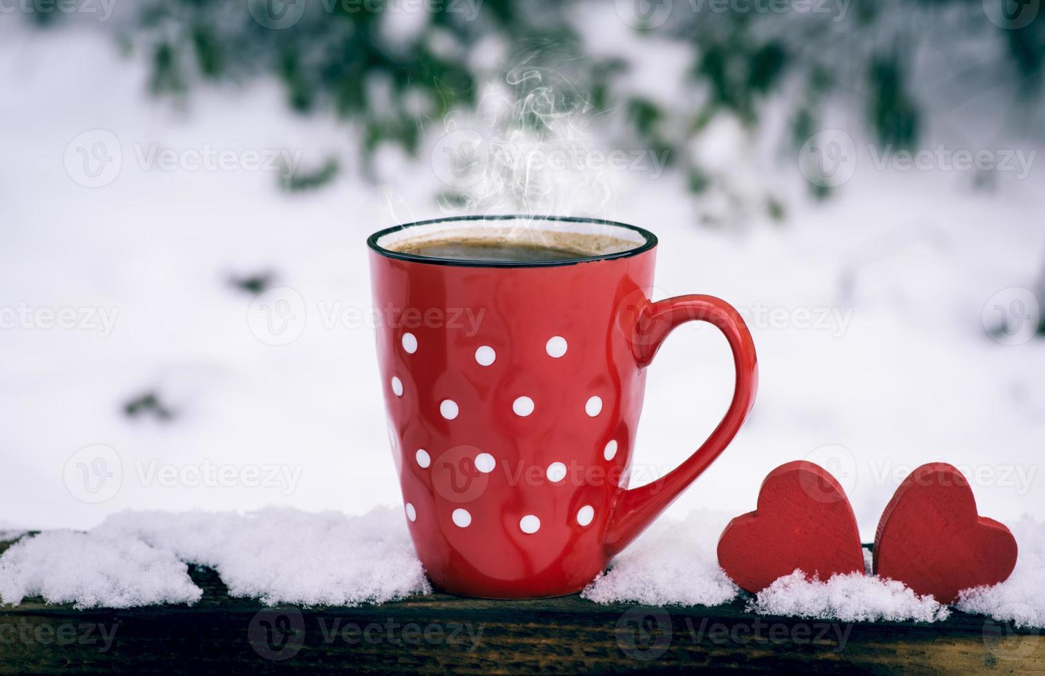 rosso boccale con polka puntini con caldo nero caffè foto