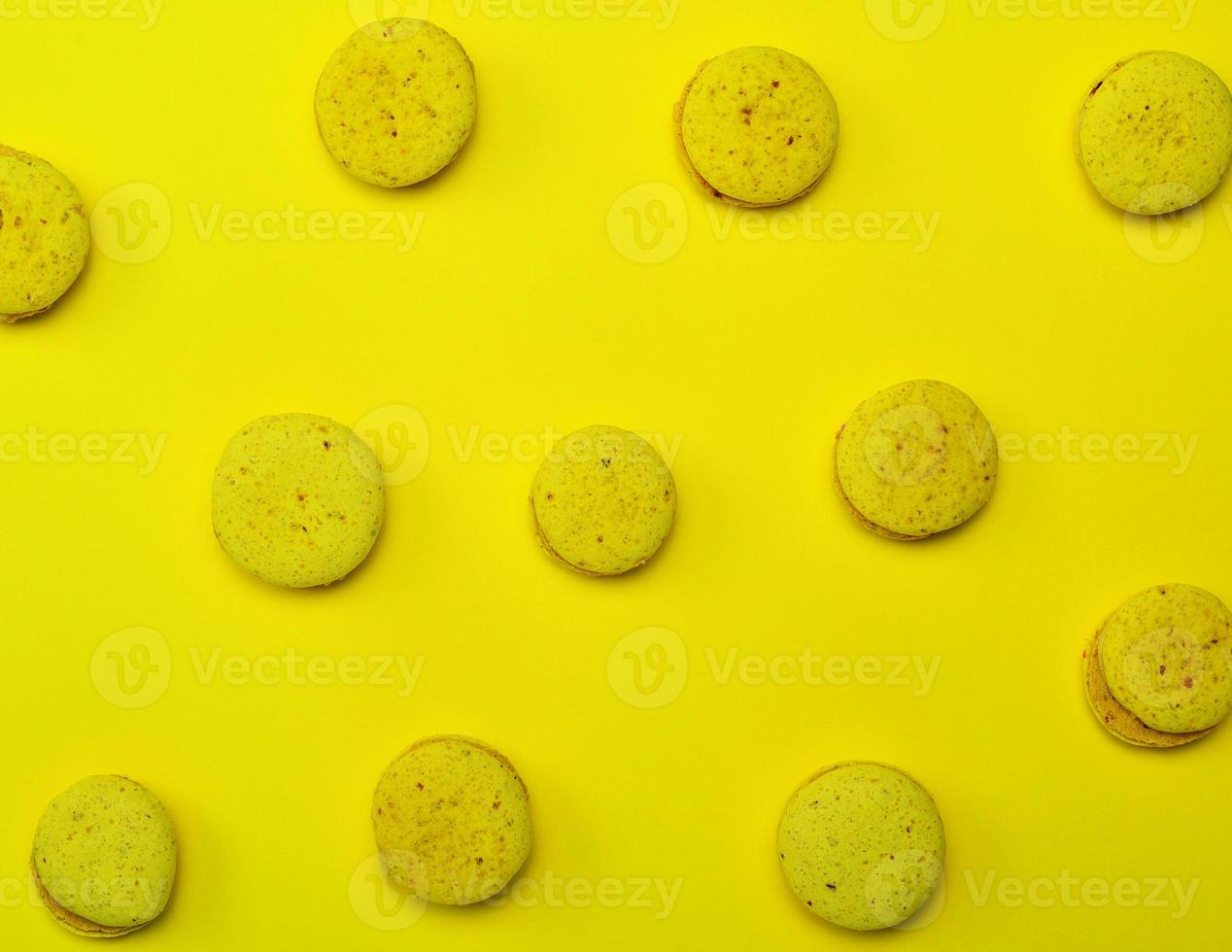 macarons su un' giallo sfondo foto