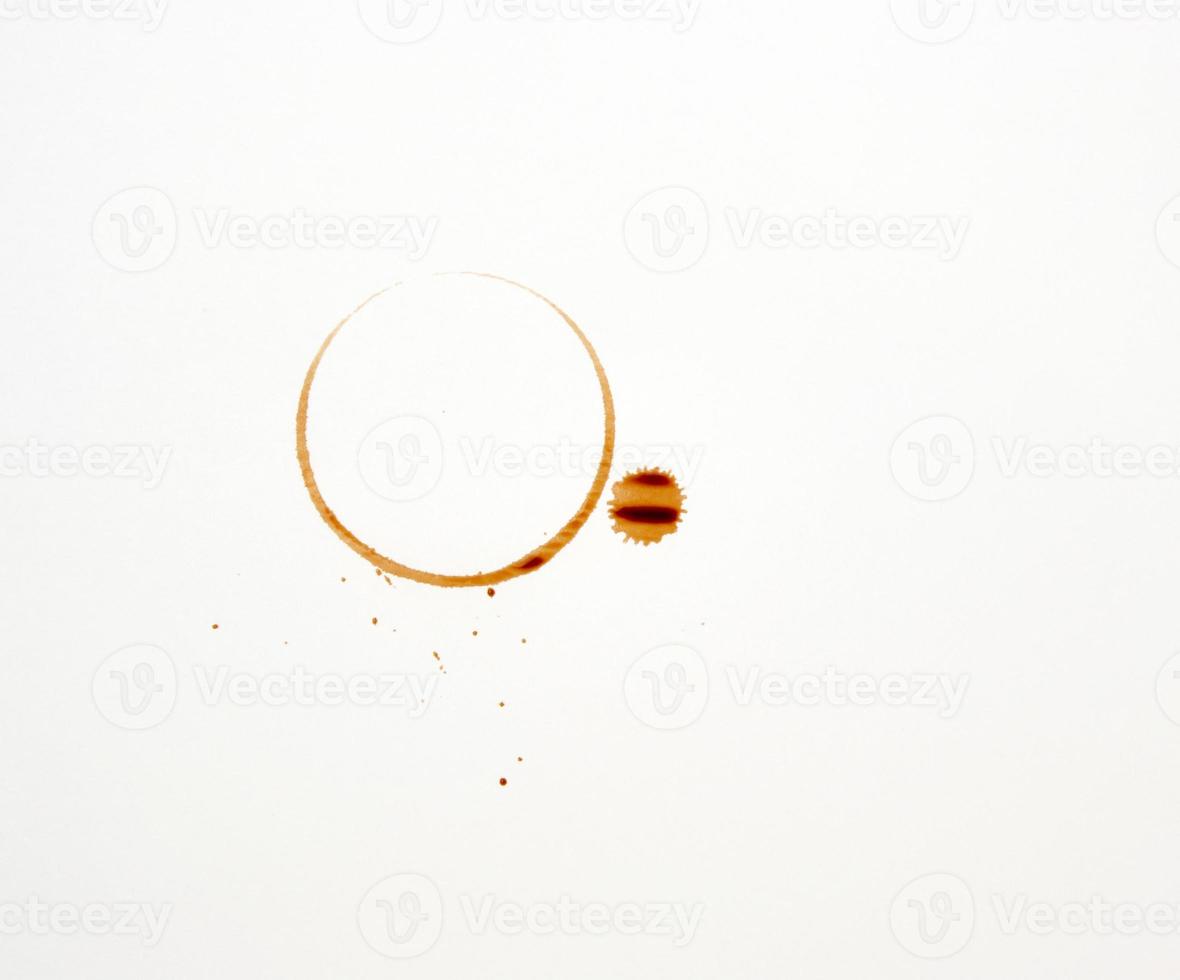 il giro impronta di un' caffè tazza su un' bianca carta sfondo foto
