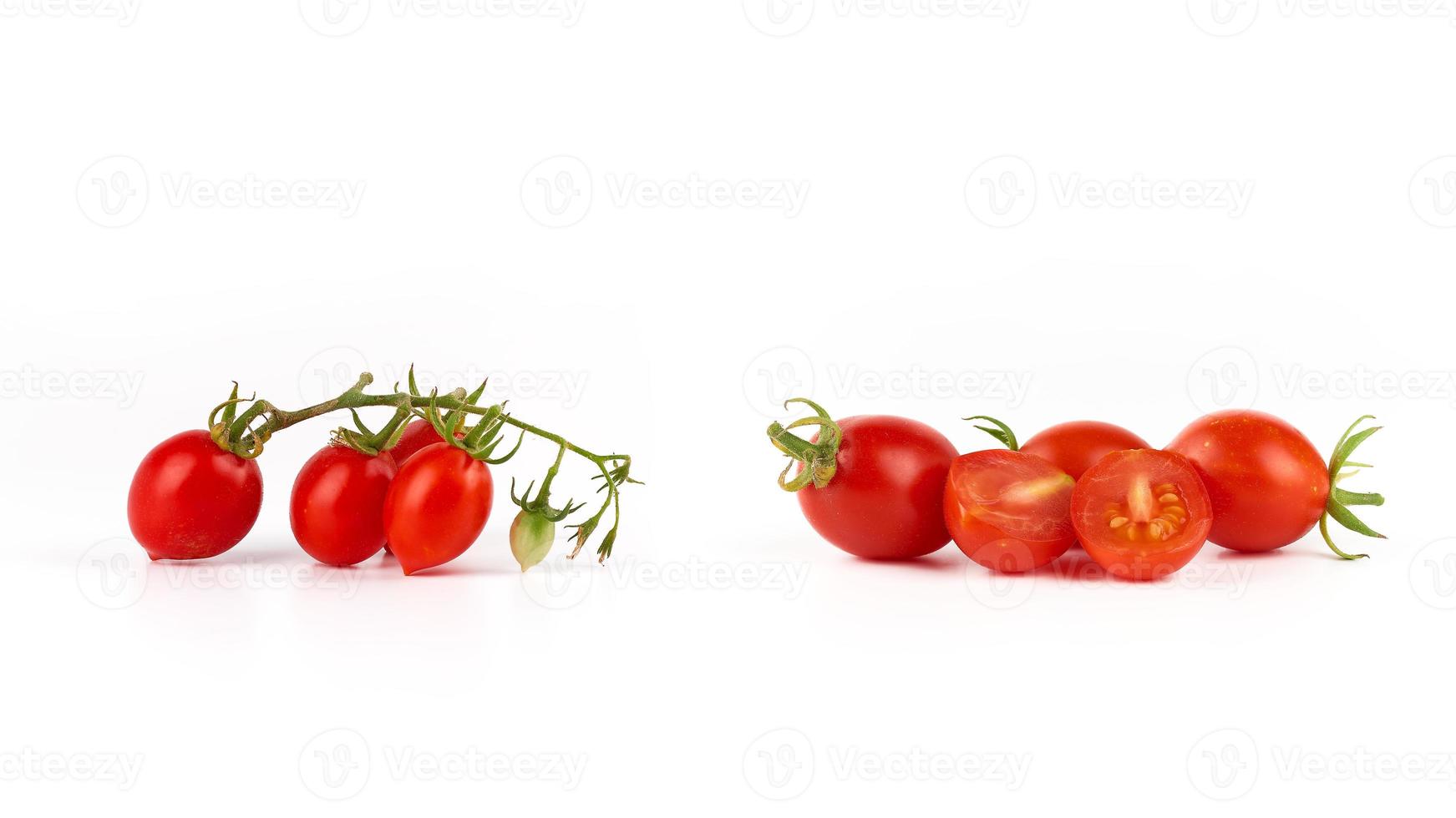 impostato rosso maturo ciliegia pomodori su un' bianca sfondo foto