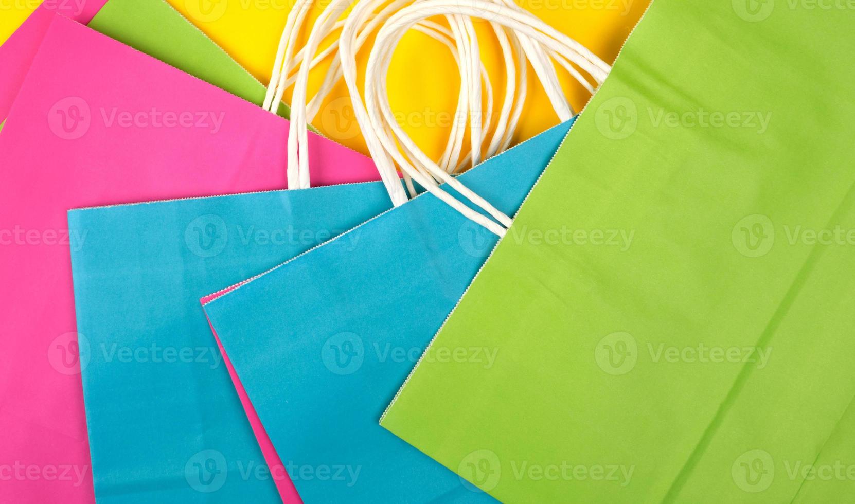molti multicolore carta shopping borse con bianca maniglie foto