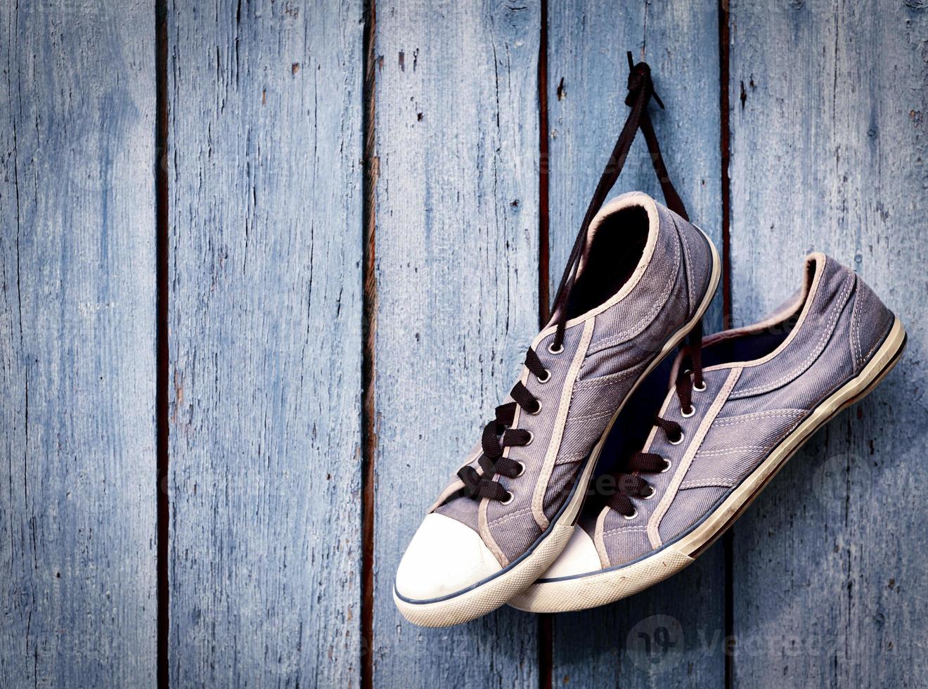 paio di vecchio dell'uomo sporco blu scarpe da ginnastica foto