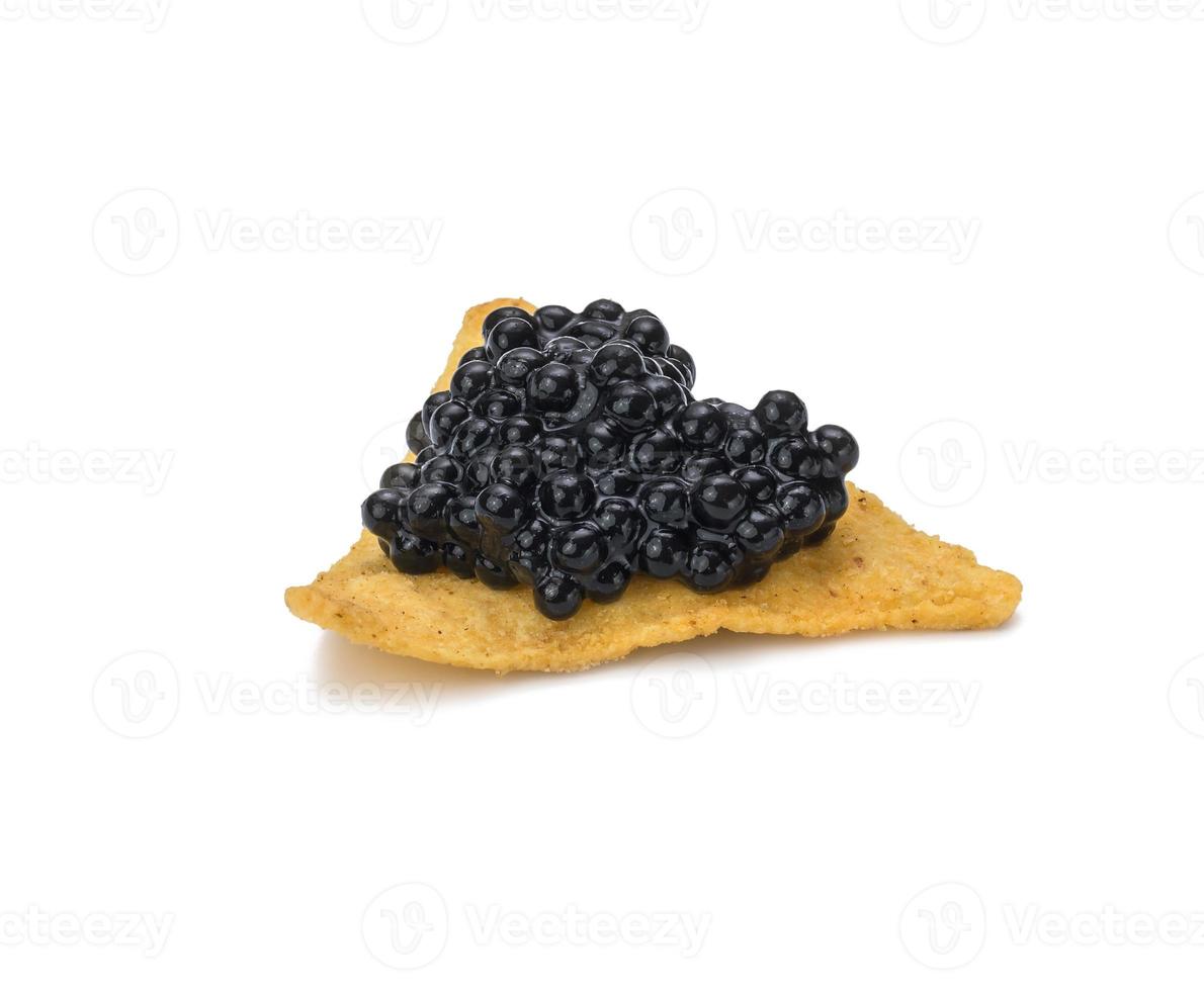 triangolare nachos con nero pesce spatola caviale isolato su bianca sfondo. merenda foto