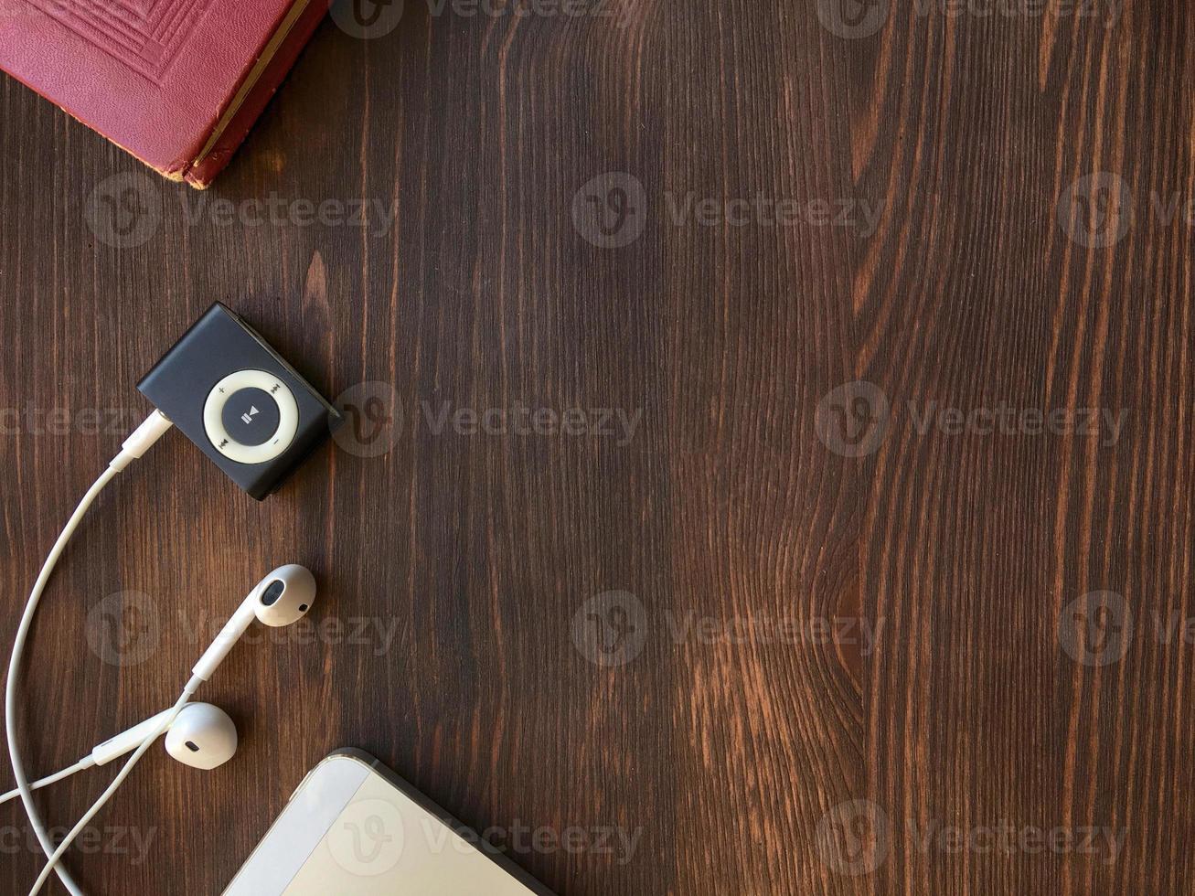 musica giocatore con cuffie su un' Marrone di legno sfondo foto