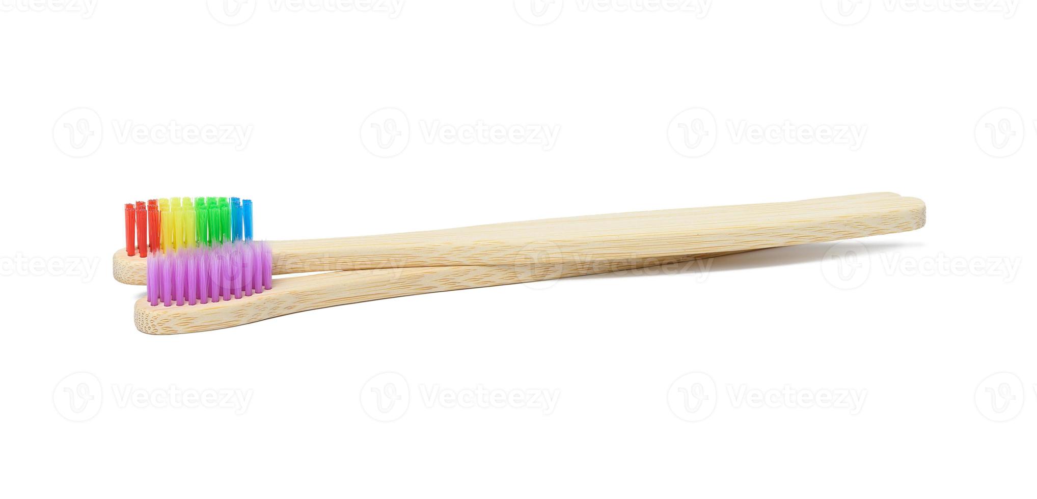 bambù spazzolini da denti su un' bianca isolato sfondo foto