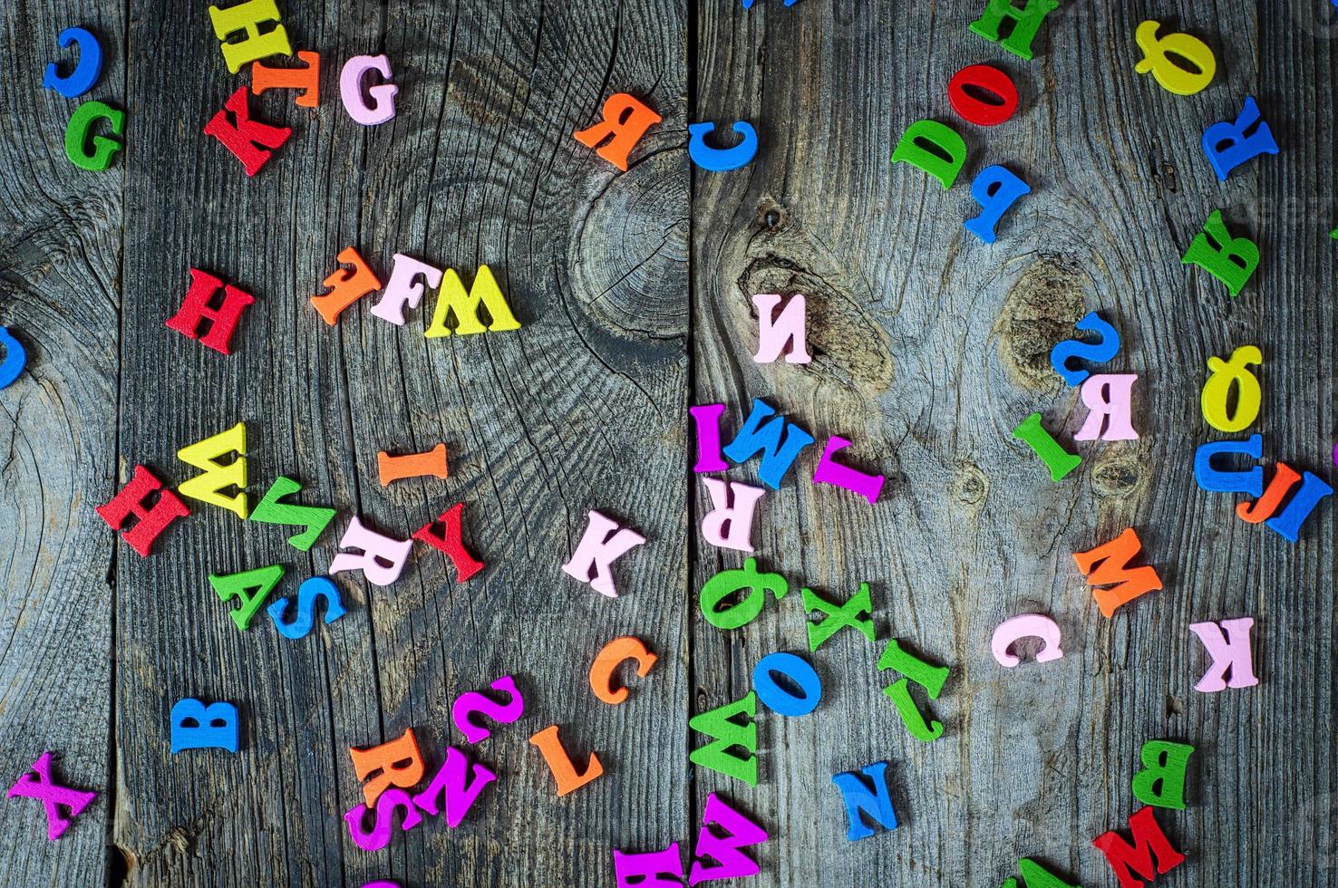 multicolore poco di legno lettere su un' grigio superficie foto