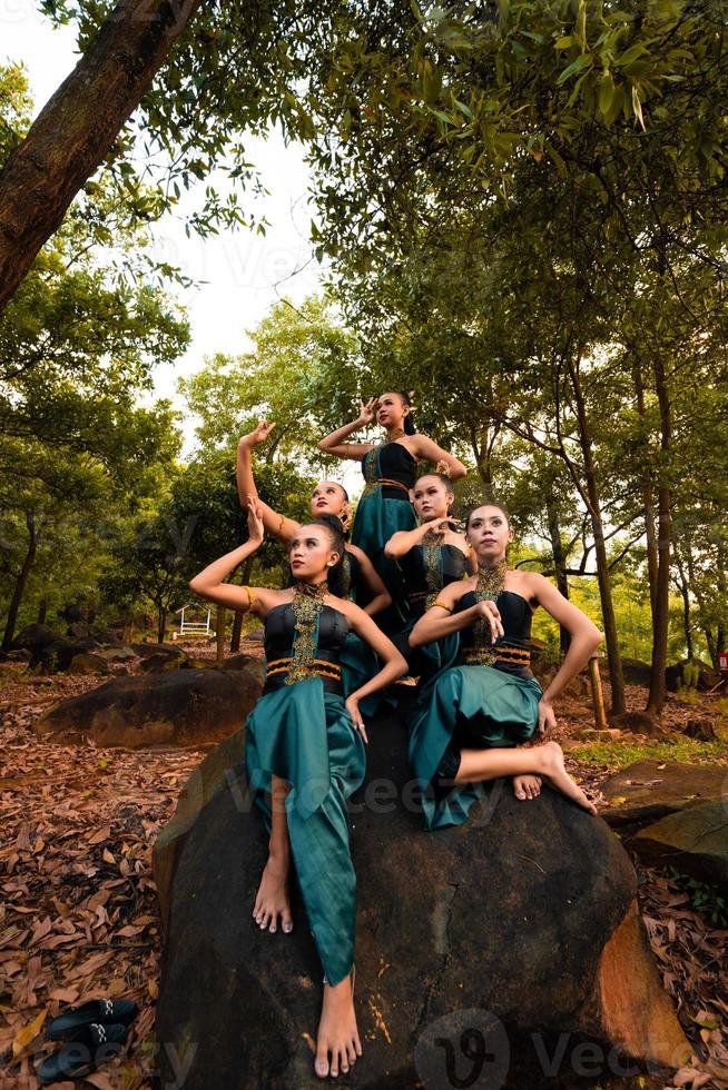 un' gruppo di balinese persone indossare tradizionale verde costume prima il danza Festival inizio foto