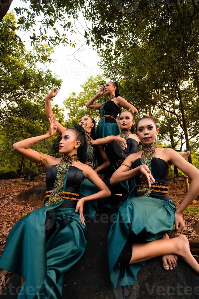 un' gruppo di balinese persone indossare tradizionale verde costume prima il danza Festival inizio foto