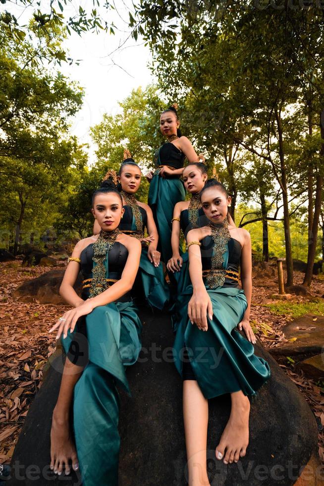 un' gruppo di balinese persone indossare tradizionale verde costume prima il danza Festival inizio foto