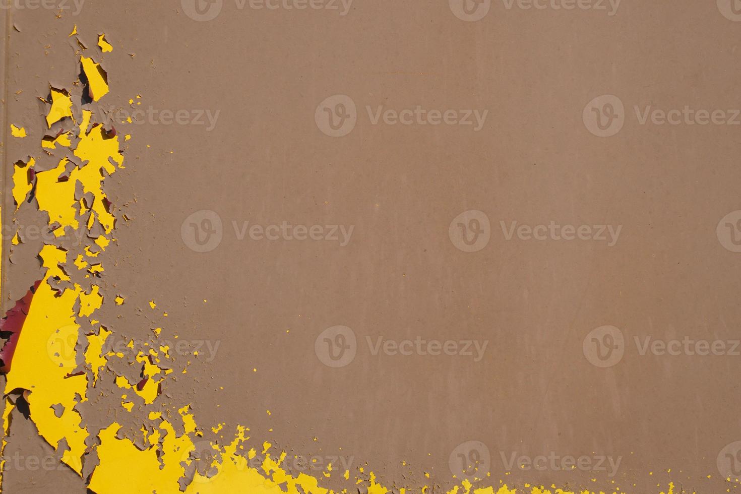 giallo acciaio piatto, ruvido superficie, peeling dipingere, mostrando arrugginito acciaio struttura. astratto sfondo. foto