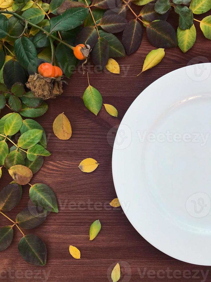 metà di un vuoto bianca piatto su Marrone di legno superficie foto