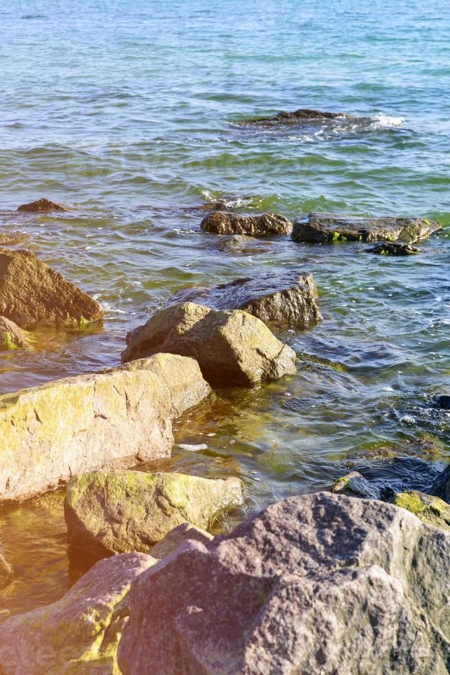 Visualizza di il nero mare con rocce foto