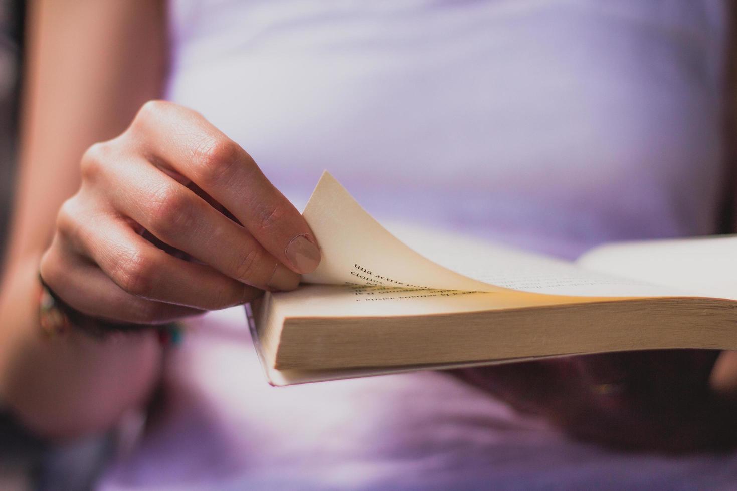 persona che legge il libro foto