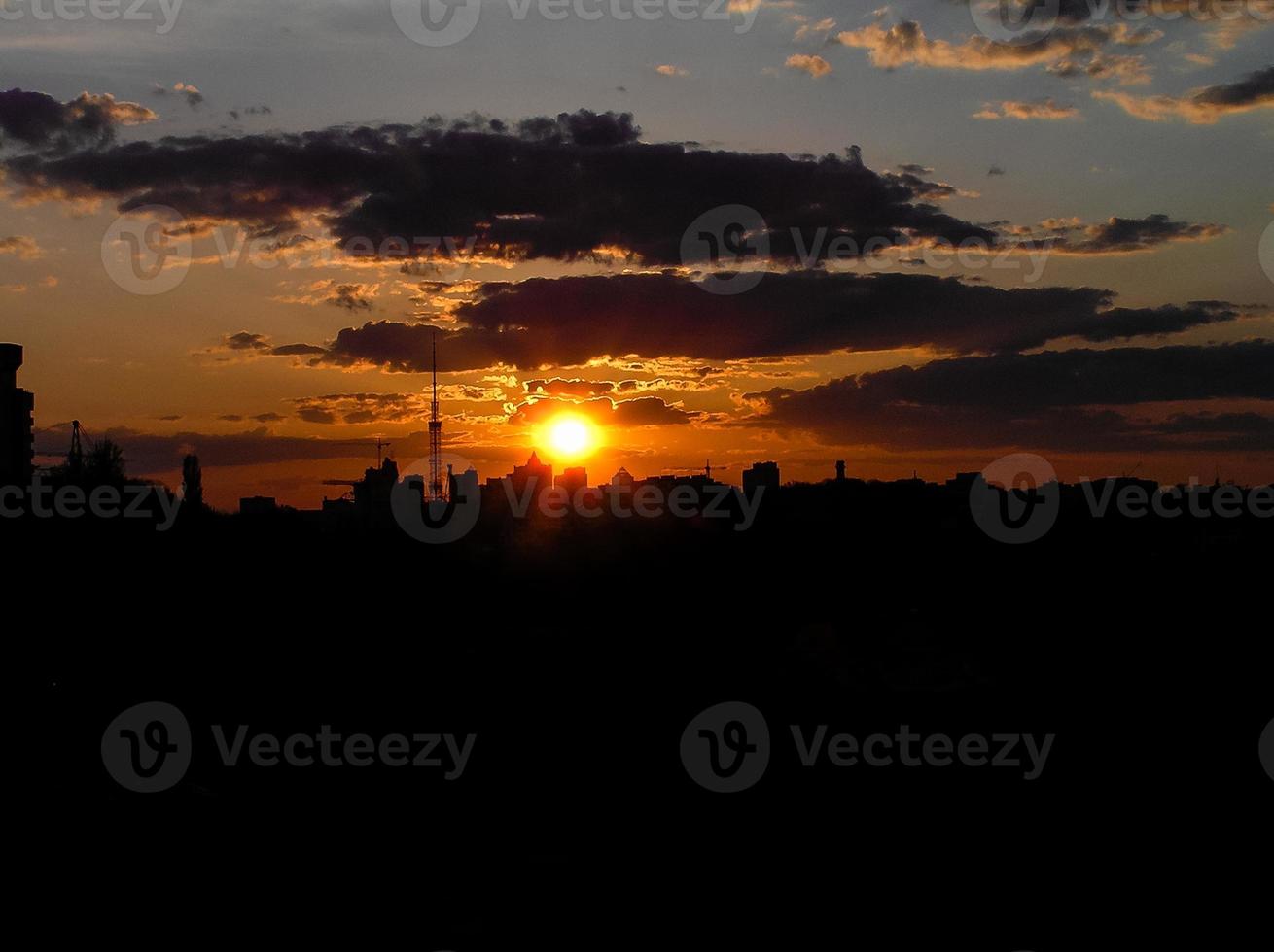 autunno rosso tramonto con un' viola cielo foto