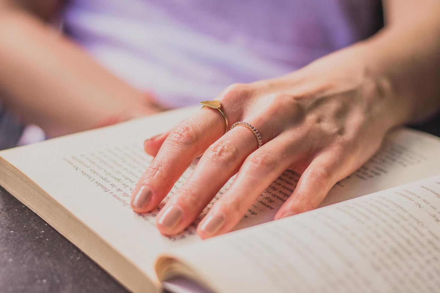 fotografia ravvicinata della persona che tiene il libro aperto foto