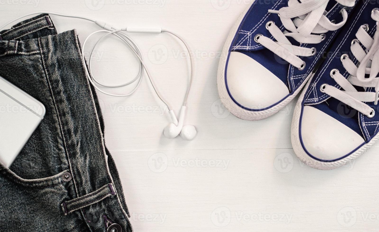 blu scarpe da ginnastica con blu jeans, un' smartphone nel il tuo tasca, un' superiore Visualizza foto