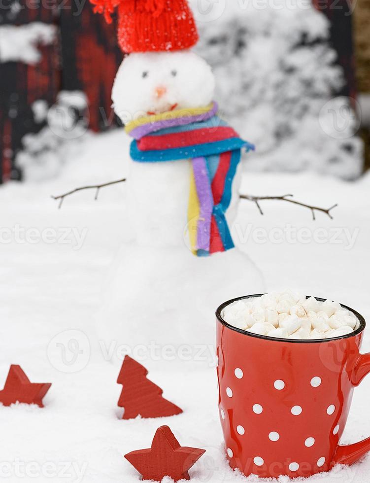 rosso ceramica boccale con caldo cioccolato e marshmallow foto