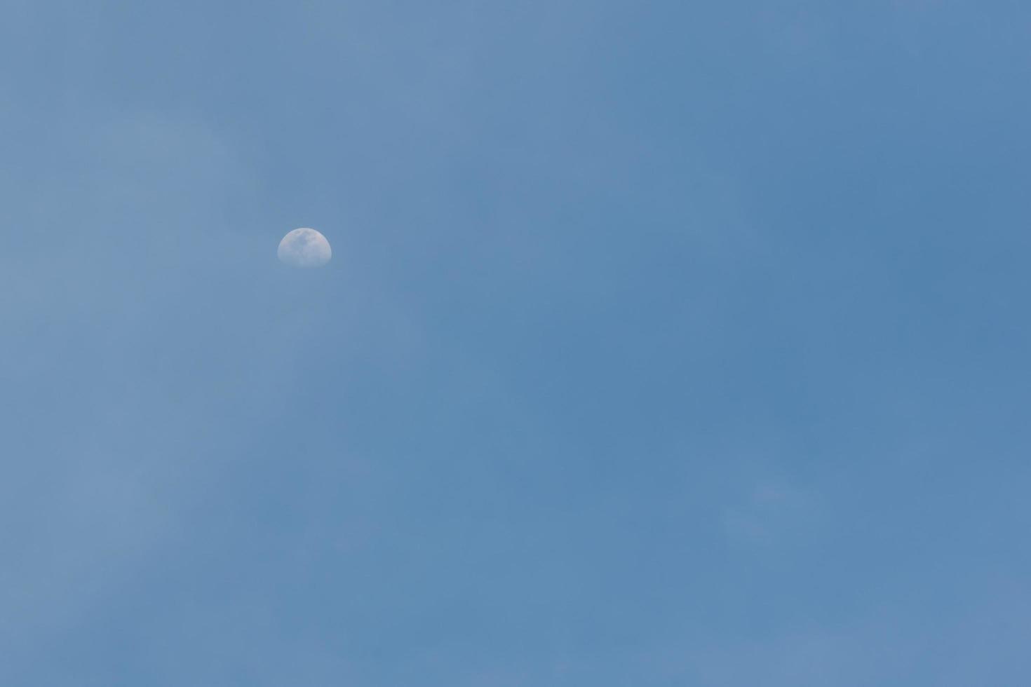 cielo e luna durante il giorno foto