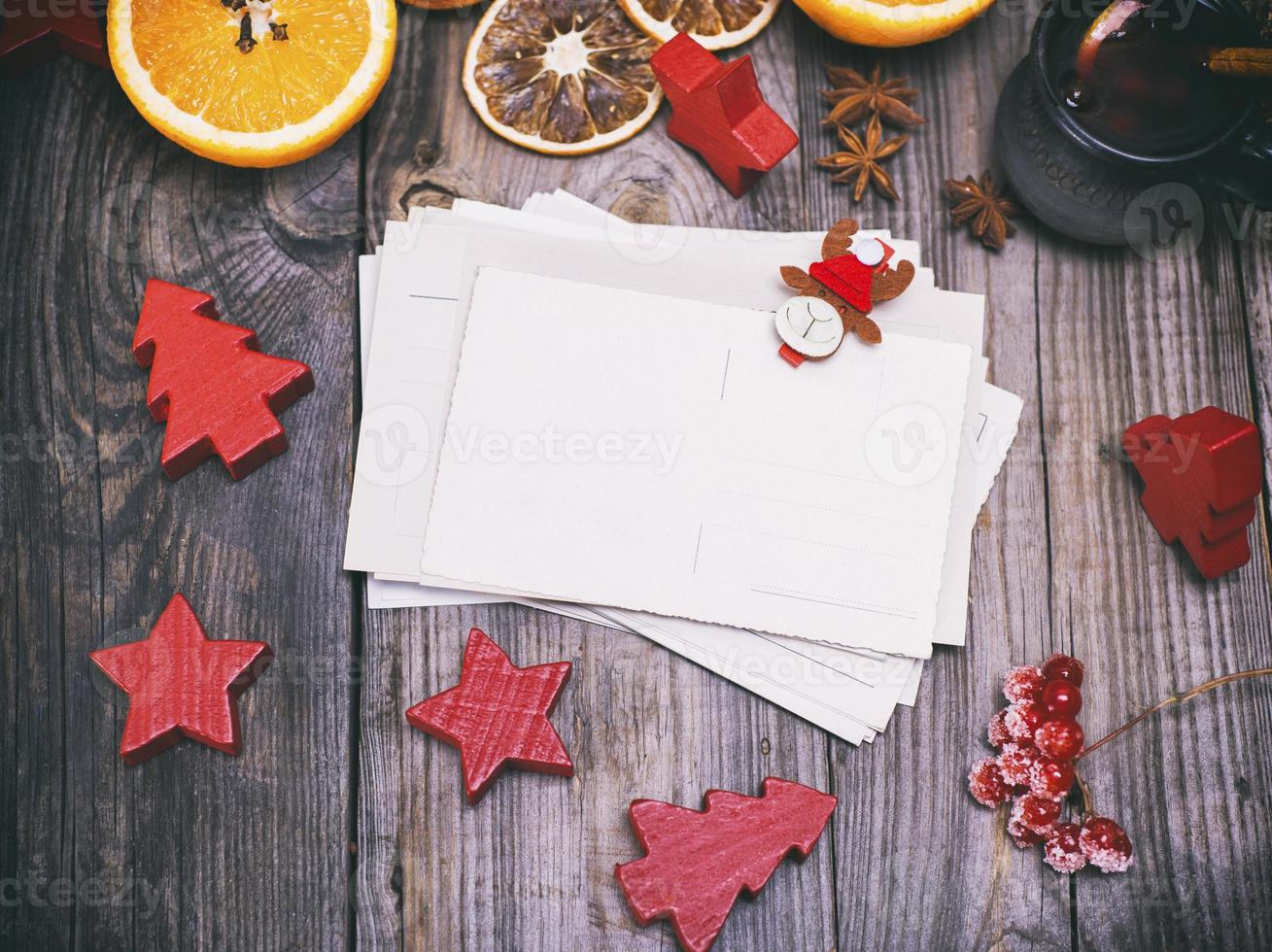 vuoto carta cartoline su un' grigio di legno sfondo foto