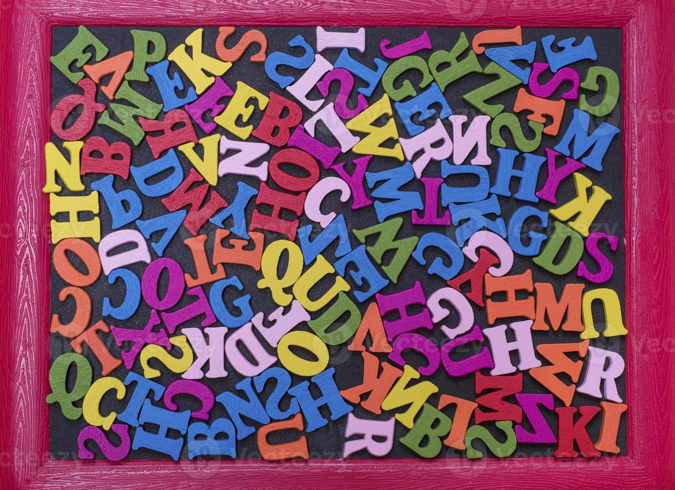 lettere di il inglese alfabeto nel un' rosso telaio foto