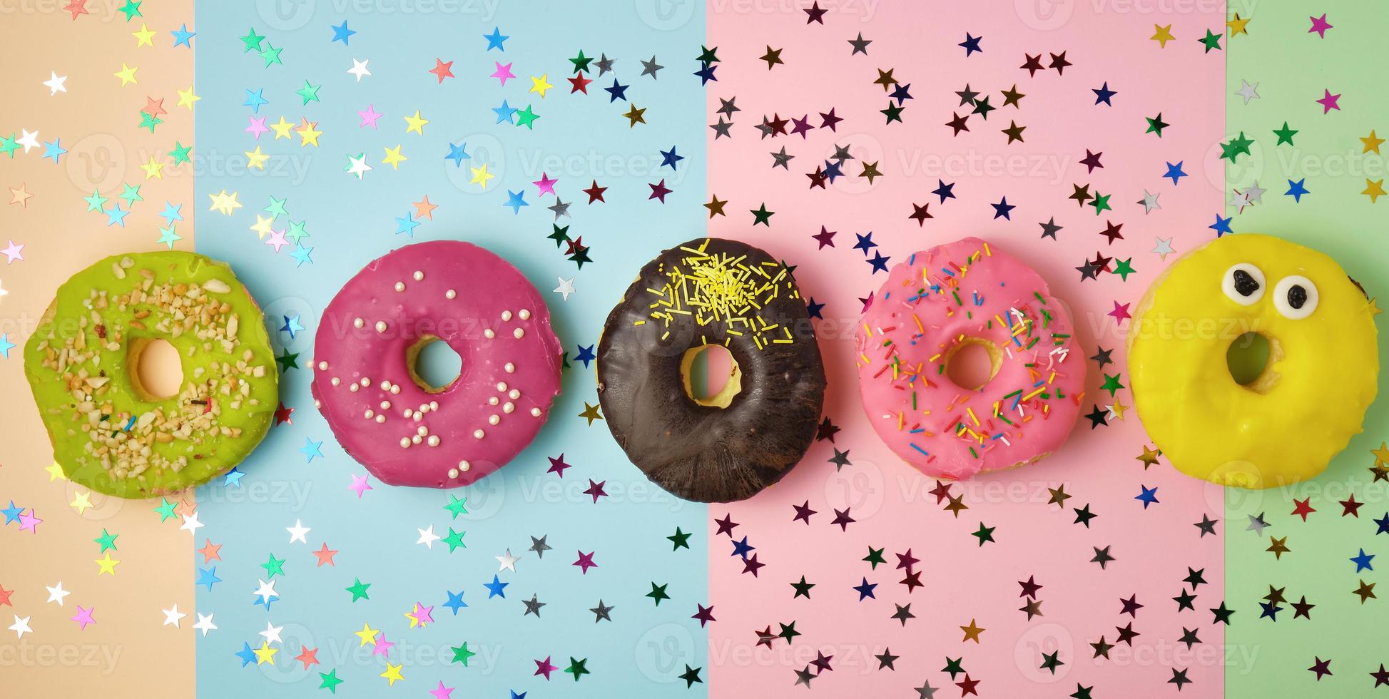 cinque il giro ciambelle con vario otturazioni e spruzzatori foto