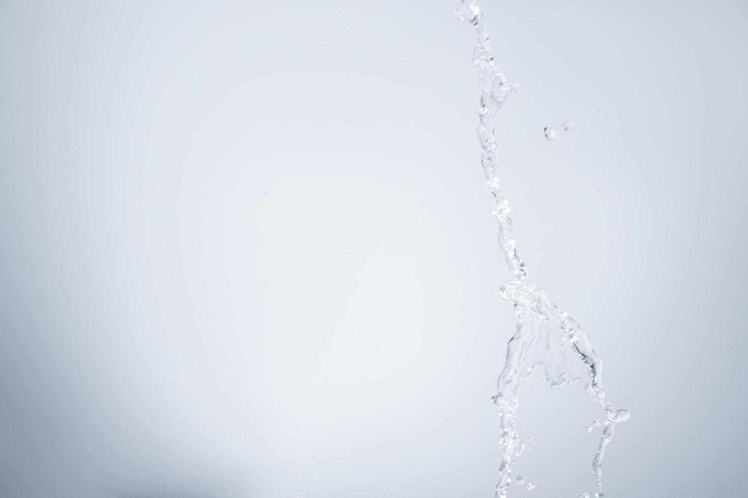 acqua su sfondo bianco foto