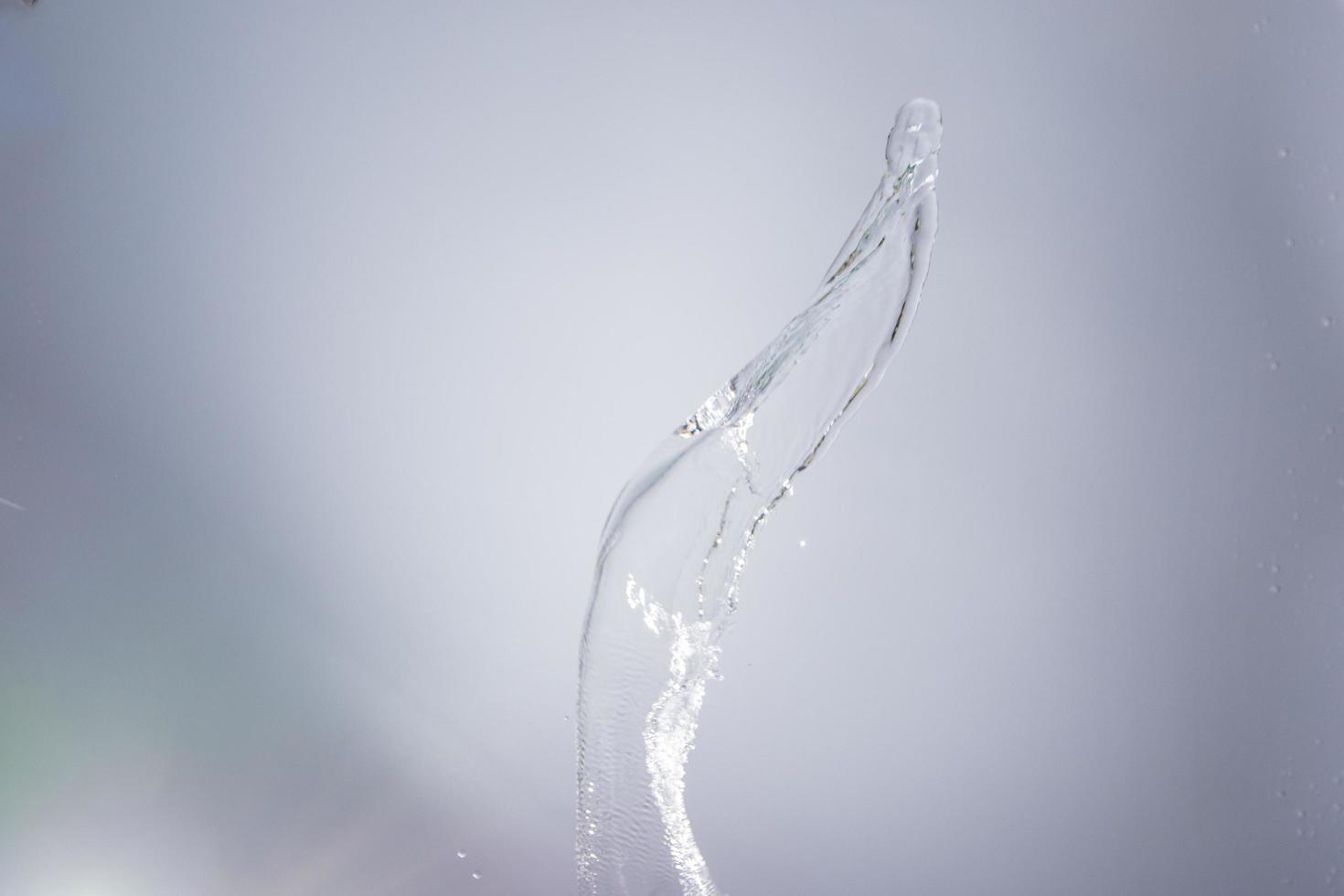 acqua su sfondo grigio foto