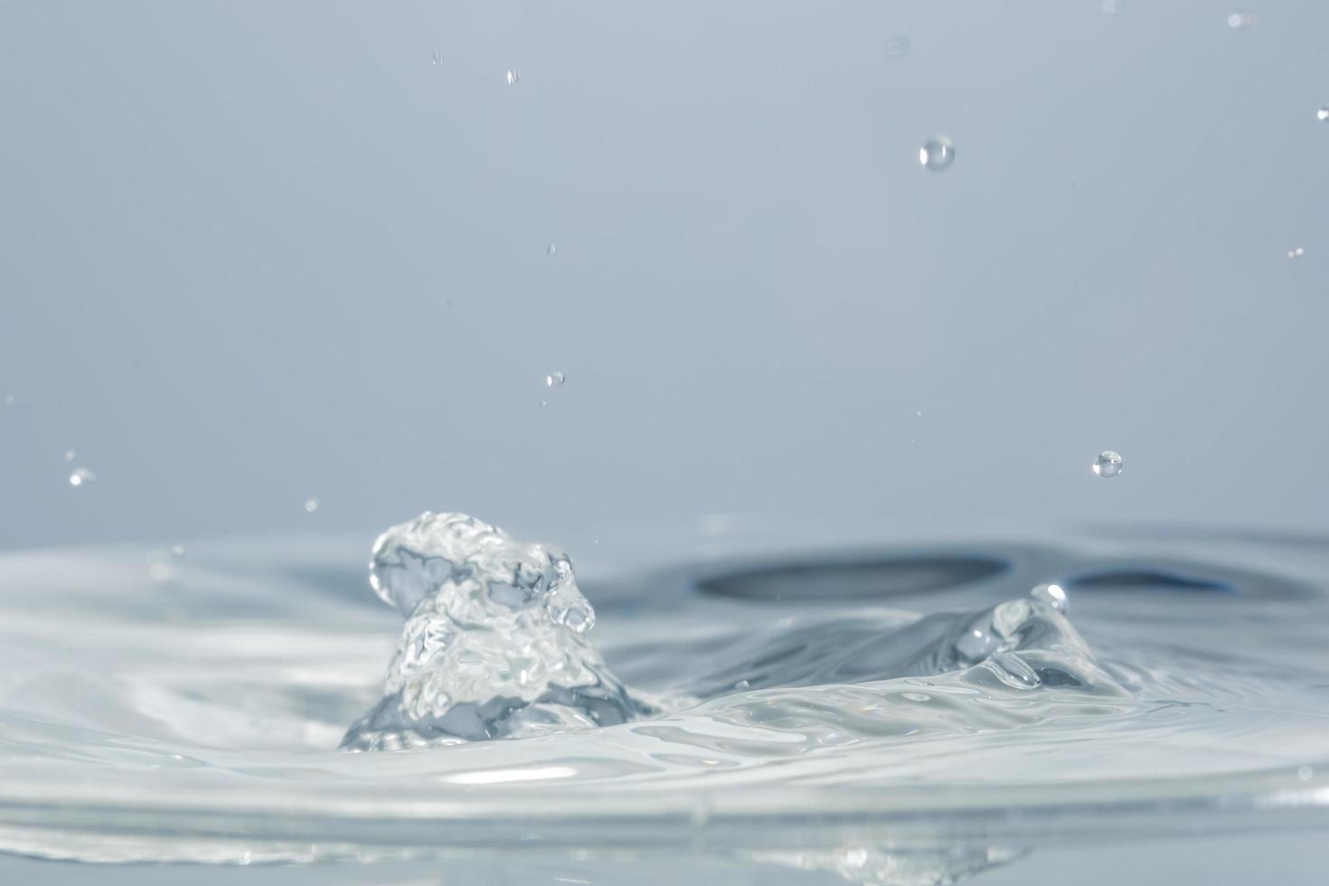 gocce d'acqua sulla superficie dell'acqua foto