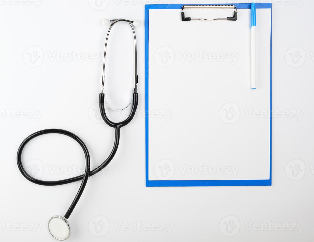 vuoto bianca lenzuola e medico stetoscopio su un' bianca sfondo foto